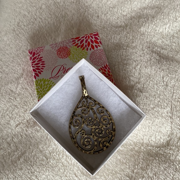 Premier Designs Statement hinged pendant - Picture 3 of 12